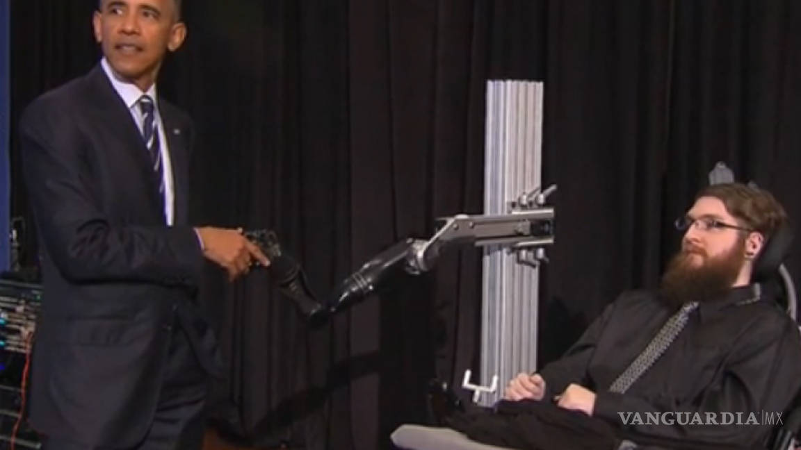 Hombre paralítico logra saludar a Obama gracias a mano robótica
