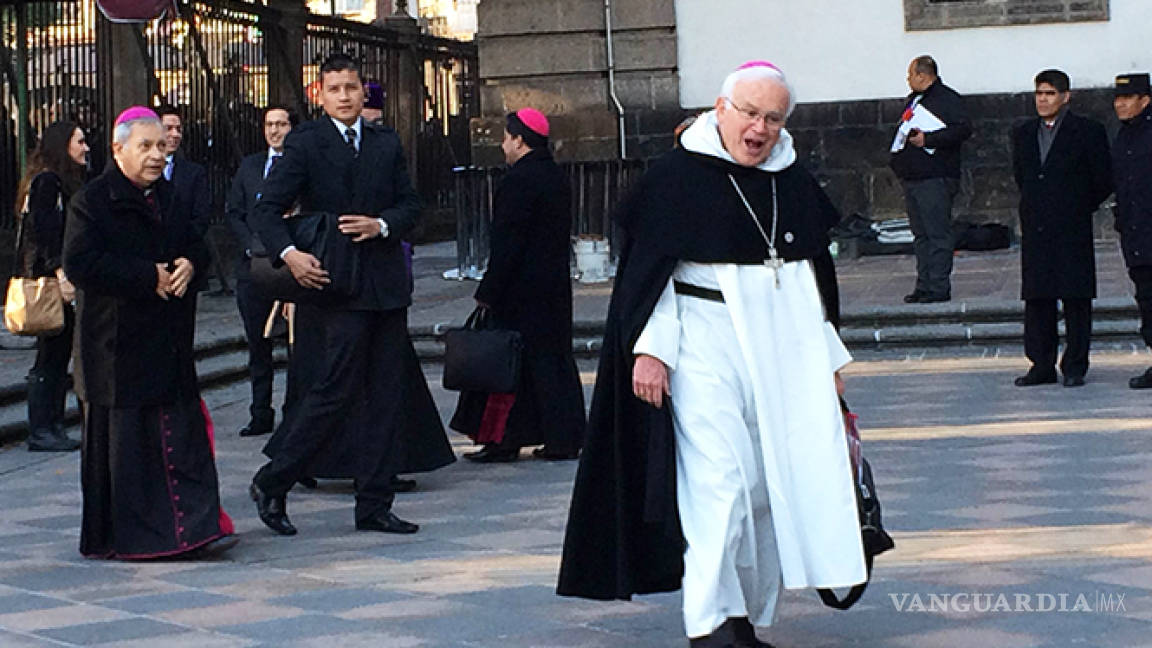 Obispos llegan a la Catedral para encontrarse con el Papa; Raúl Vera entre ellos