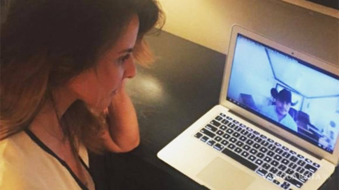 Kate del Castillo difunde foto viendo video de corrido de ella y ‘El Chapo’