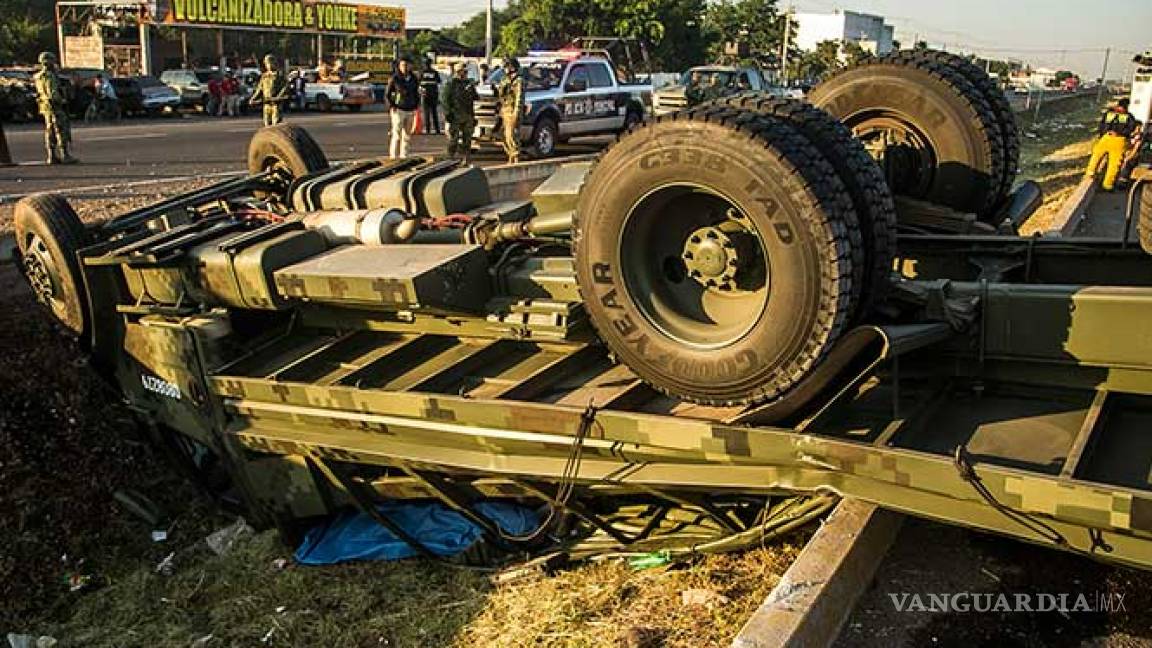 Se vuelca camión del Ejército en Culiacán; hay un muerto