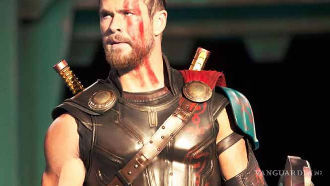 ¿Por qué Thor pierde su melena y su martillo en Ragnarok?