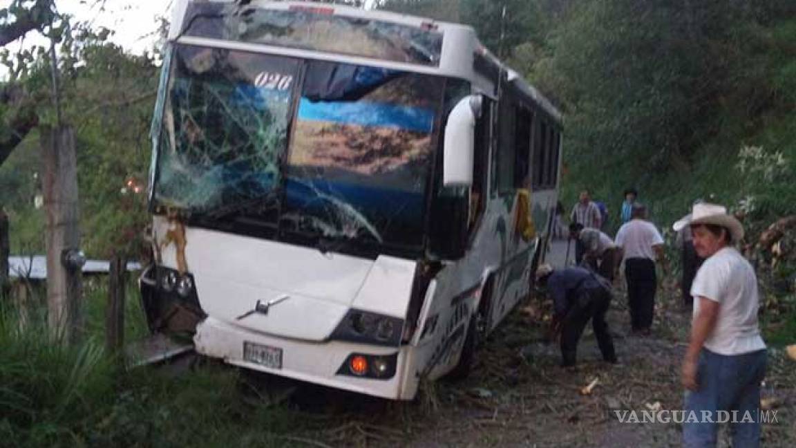 Autobús cae a barranco en Hidalgo; deja un muerto y 19 heridos