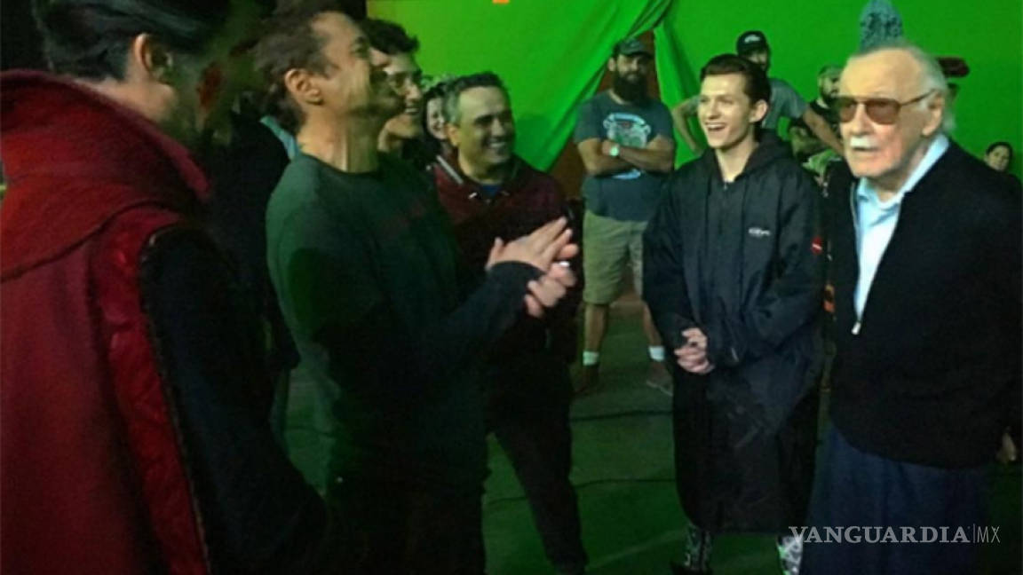 Stan Lee visita en el set de 'Infinity War' a los Vengadores