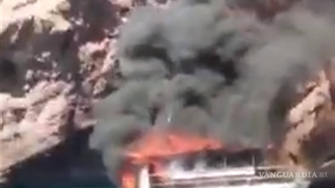 Rescatan a 20 personas de barco en llamas en Mazatlán