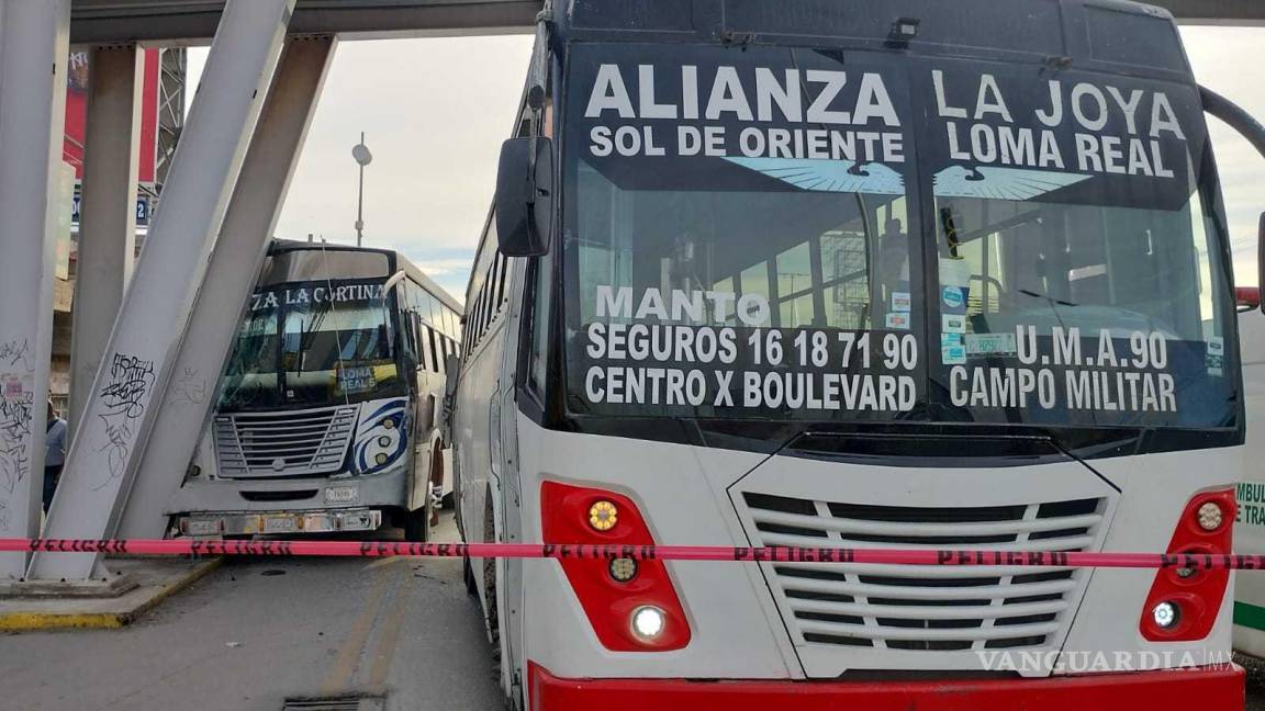 Chocan en bulevar de Torreón dos autobuses; reportan 14 lesionados leves