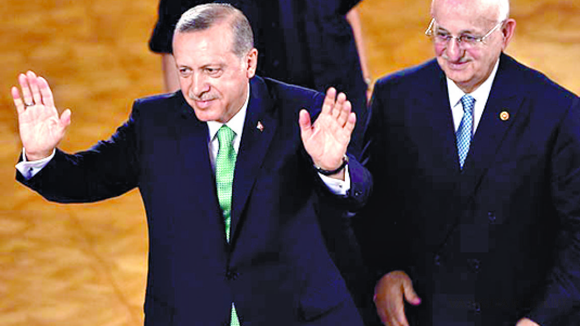 Toma Gobierno control de instituciones en Turquía
