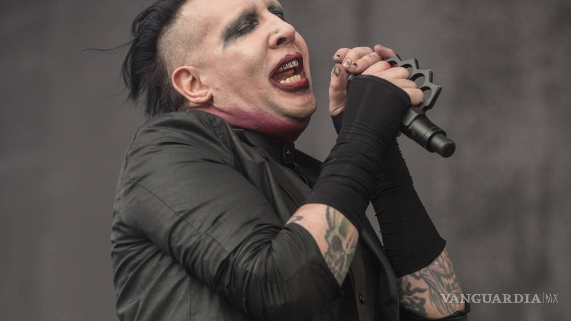 Marilyn Manson se cae en concierto en México
