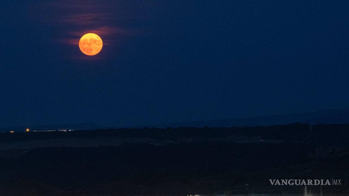 $!Superluna vista este jueves desde Logroño. La luna llena de julio llamada también Superluna de ciervo.