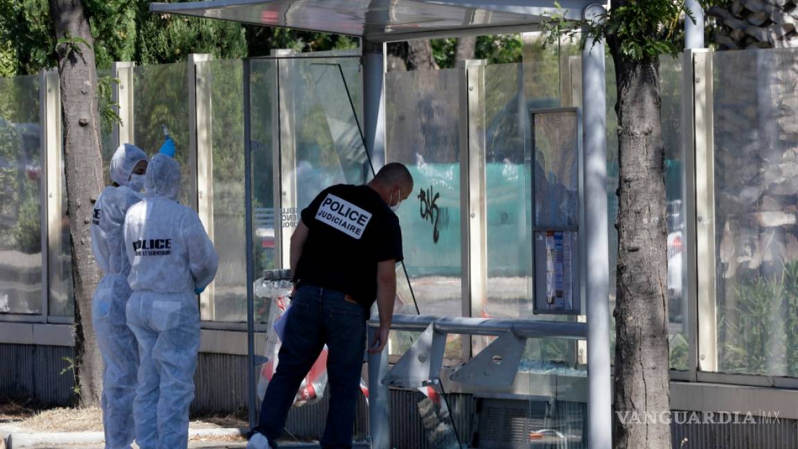 Vehículo embiste dos paradas de camión en Marsella y mata a una mujer