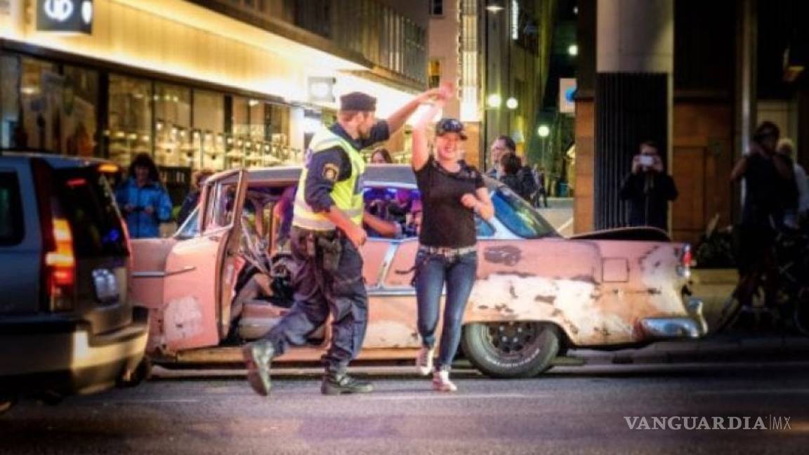Policía baila en medio de avenida principal de Estocolmo y se vuelve viral