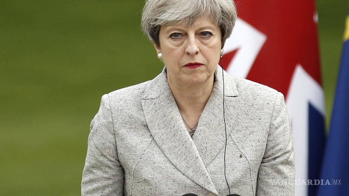 Theresa May destinará más de 5 mde para ayudar a víctimas del incendio en Londres