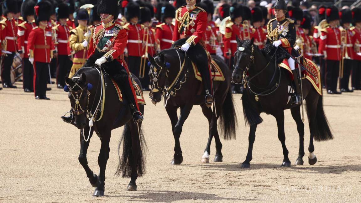 $!El Príncipe Carlos, el Príncipe Guillerno y la Princesa Anna durante Trooping the Color en Londres.