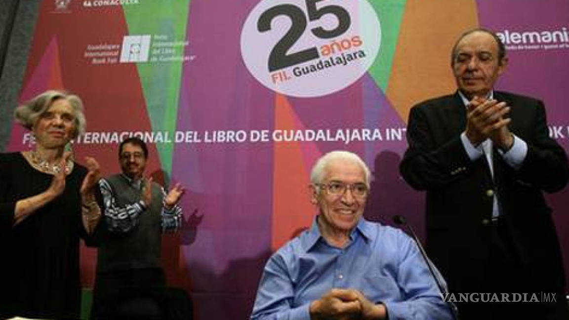 Emotivo homenaje recibe José María Pérez Gay en la FIL