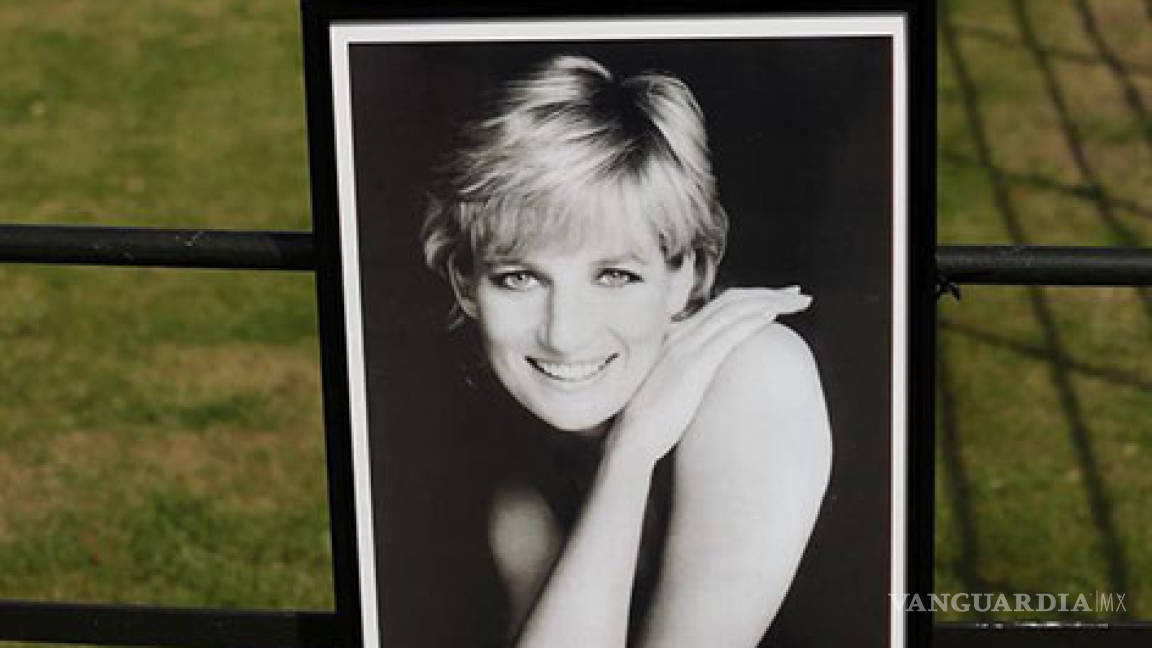 Flores y recuerdos para la Princesa Diana en París