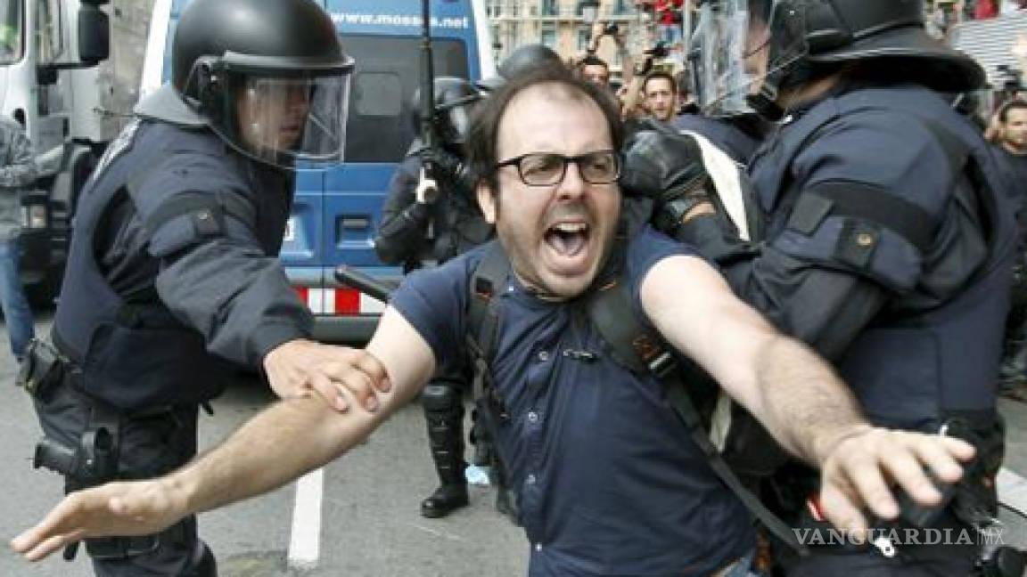 Los 'indignados' recuperan la plaza de Catalunya tras la retirada de la policía