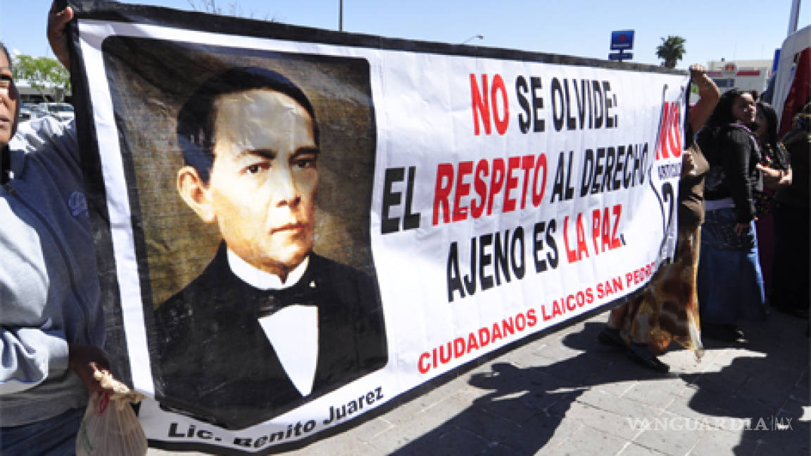 Rinden homenaje a Benito Juárez, se manifiestan conta reforma al artículo 24 en Saltillo