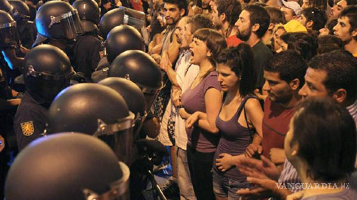 Policías golpean a manifestantes en España