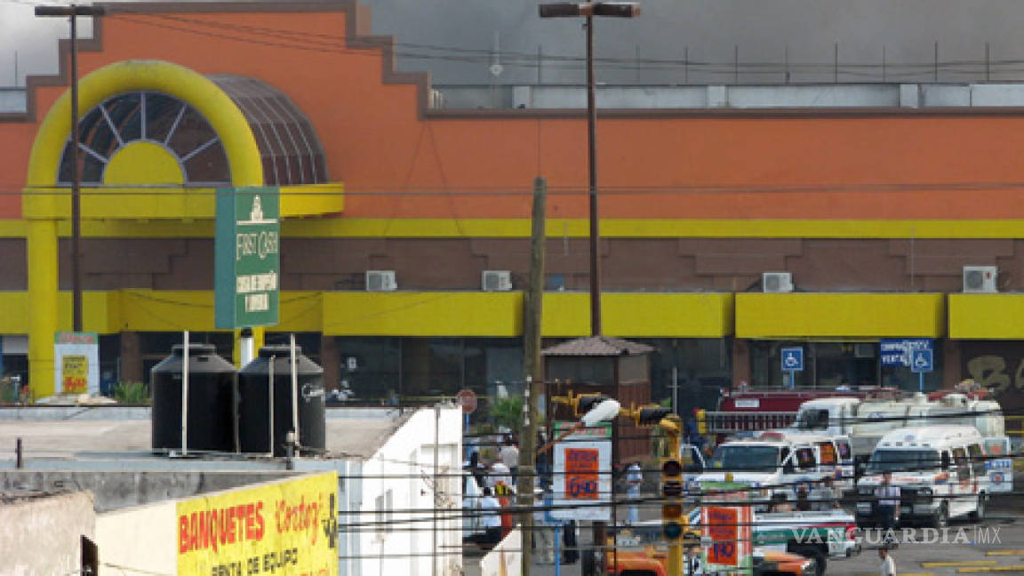 Fuerte incendio calcina completamente centro comercial de Monclova, Coahuila