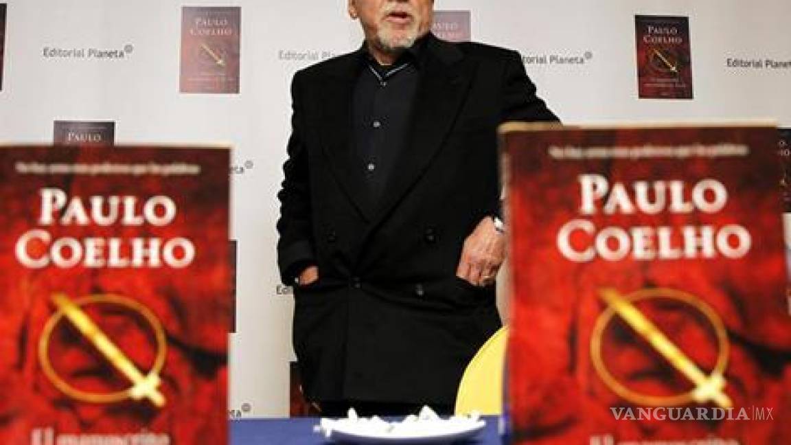 &quot;Hoy no se entiende el escritor sin Twiter ni Facebook&quot;: Coelho