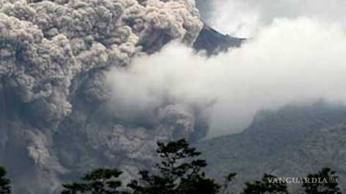Volcán entra en erupción en este de Indonesia