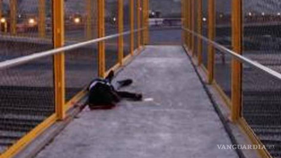 Asesinan a una persona en puente peatonal de Torreón