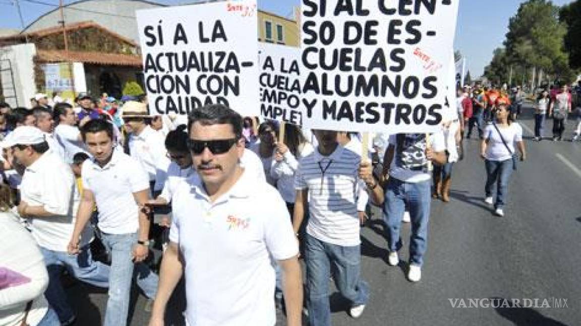 Marchan maestros en Saltillo a favor de la Reforma Educativa