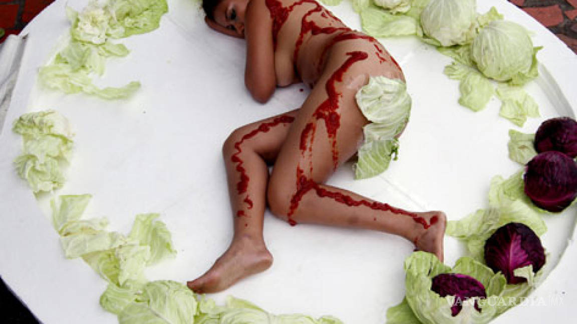 Con desnudo artístico conmemoran el Día Mundial sin Carne