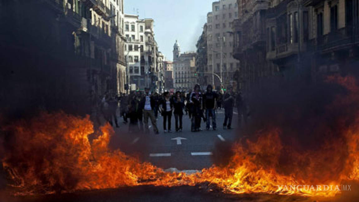 Chocan policías y estudiantes en Barcelona