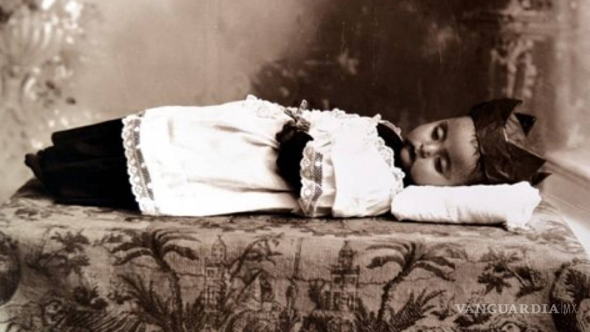 Exponen fotografías post mortem de niños del siglo XIX