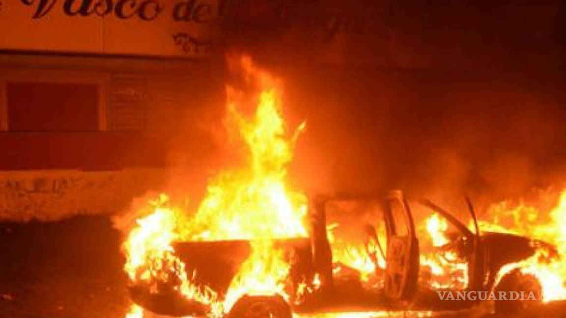 Michoacán: Periodista revela que policías prenden fuego a los autos
