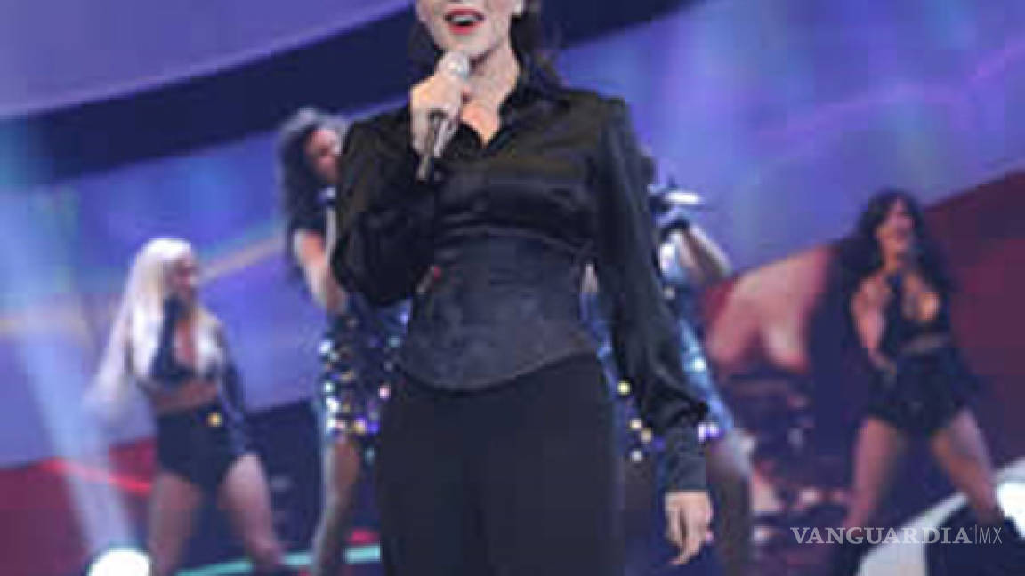 Mónica Naranjo canta en La Academia