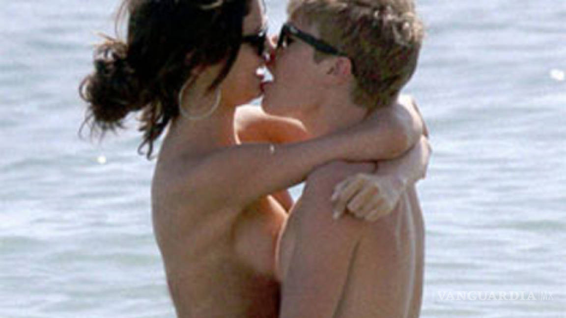 Foto de Justin Bieber y Selena Gómez desnudos en la playa es un completo montaje
