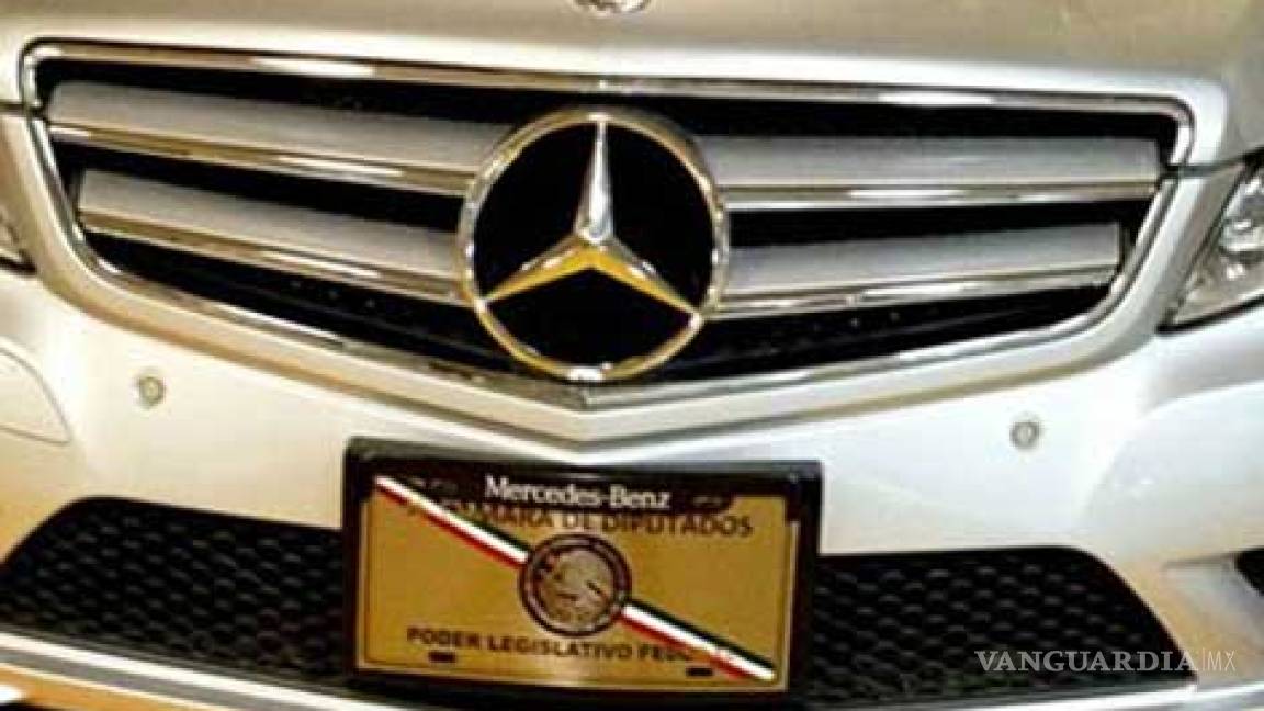 Diputado usa Mercedes de millón y medio de pesos y con &quot;charola&quot;