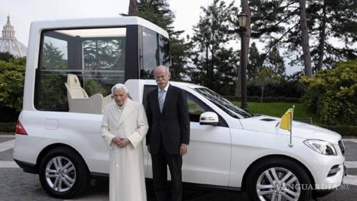 Benedicto XVI estrena dos 'papamóviles' blindados