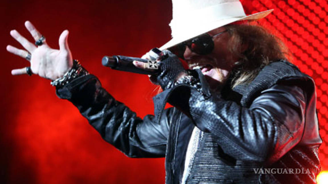 Se cae Axl Rose durante el concierto en México
