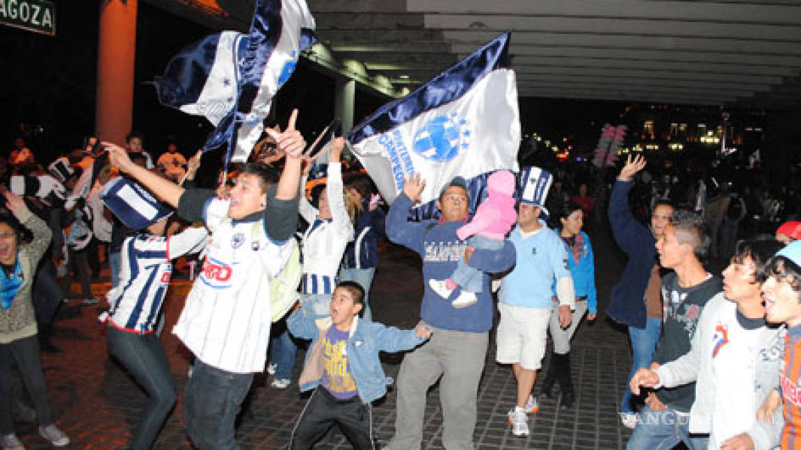 Fanáticos rayados se apoderan de la Macroplaza de Monterrey