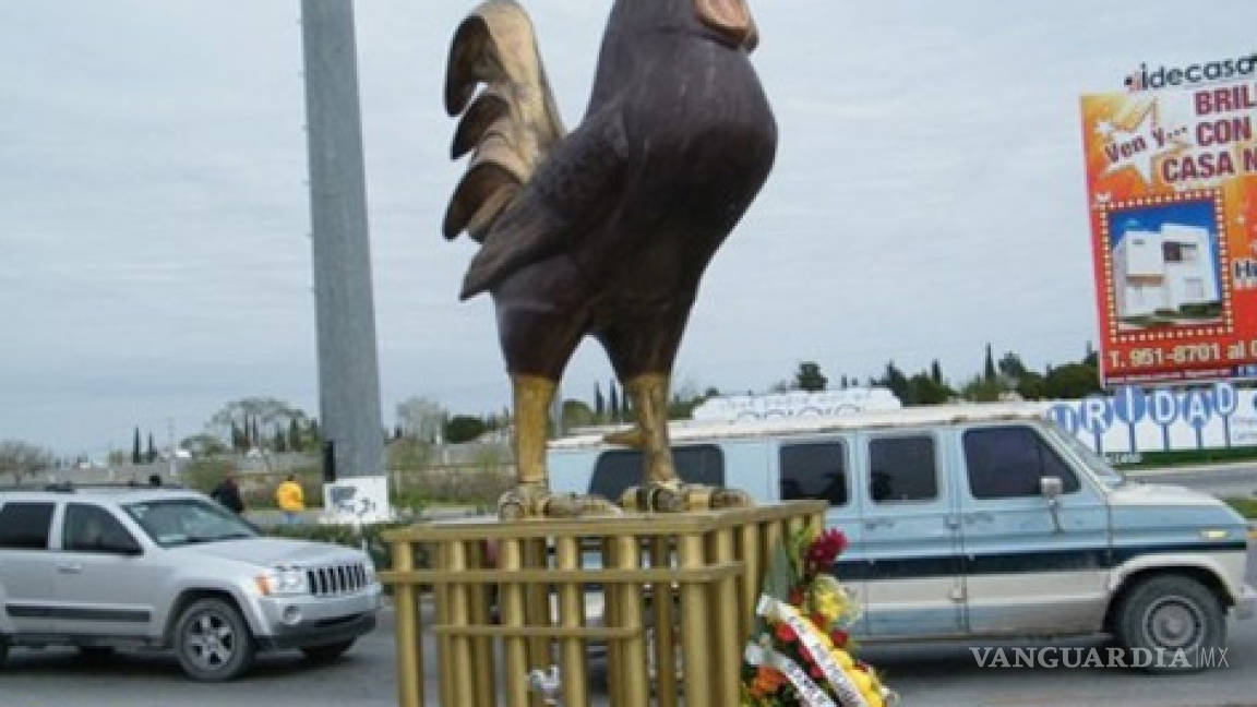 Amanece misterioso monumento de un &quot;gallo&quot; en avenida de Reynosa
