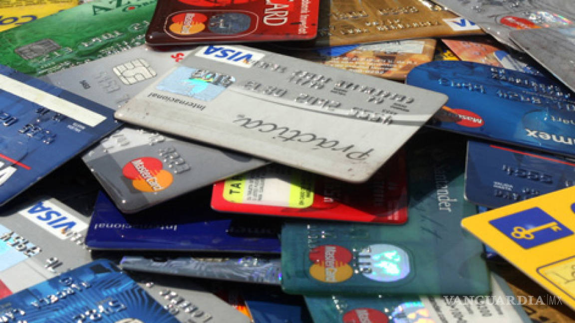 40% de los deudores de tarjetas de crédito recaen