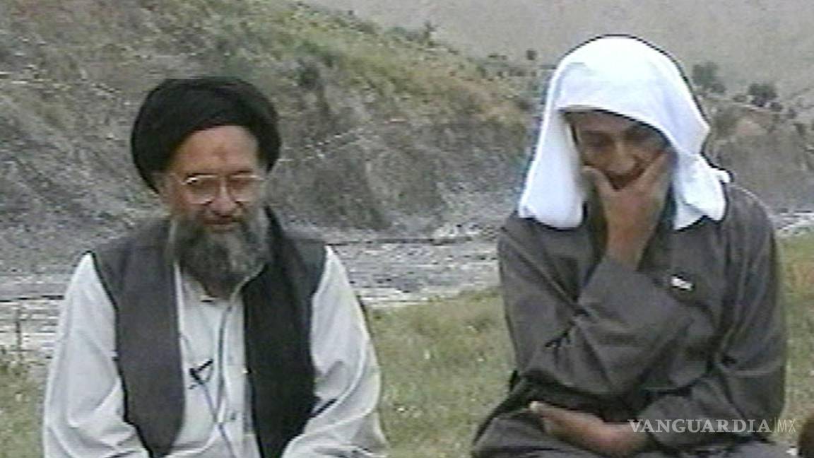$!Al-Jazeera, Osama bin Laden (d) escucha mientras su principal lugarteniente Ayman Al Zawahri habla en un sitio no revelado.