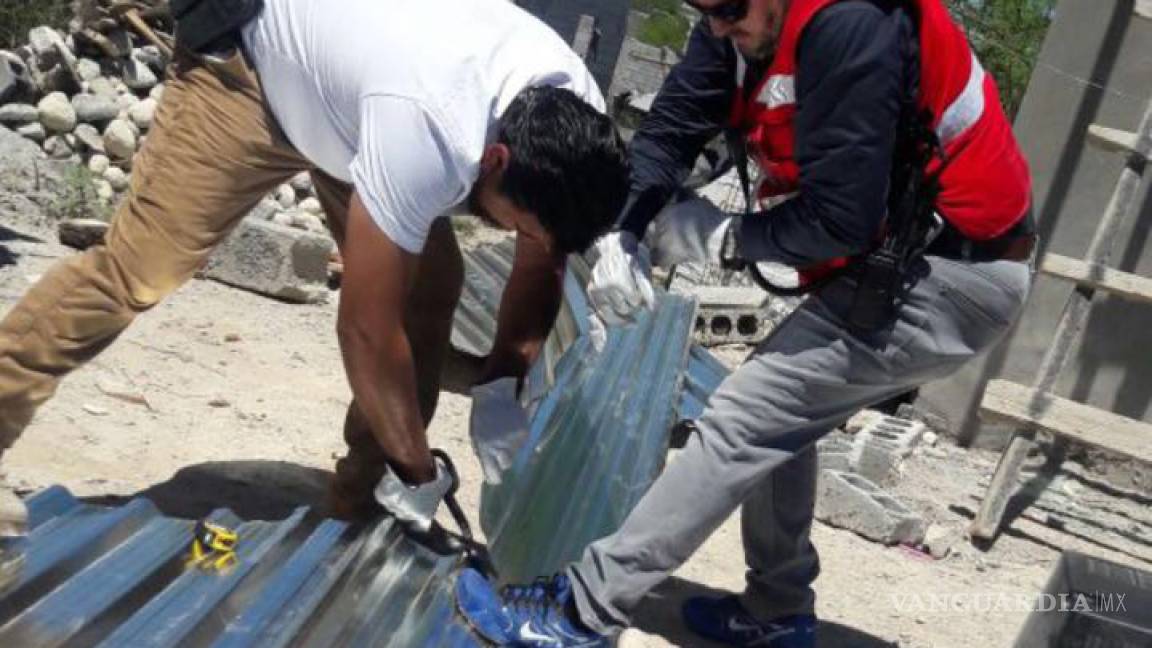 Reparan techos de viviendas en colonias del oriente de Monclova
