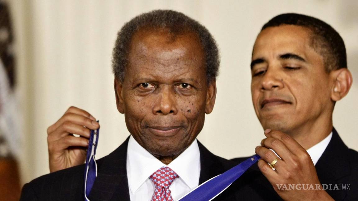 $!El presidente Barack Obama le coloca la Medalla Presidencial de la Libertad al actor Sidney Poitier en una ceremonia en la Sala Este de la Casa Blanca.