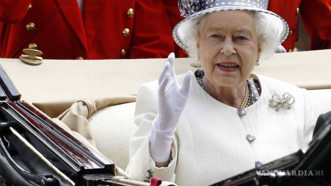 Isabel II no planea ceder su lugar a su hijo Carlos, según el Sunday Times