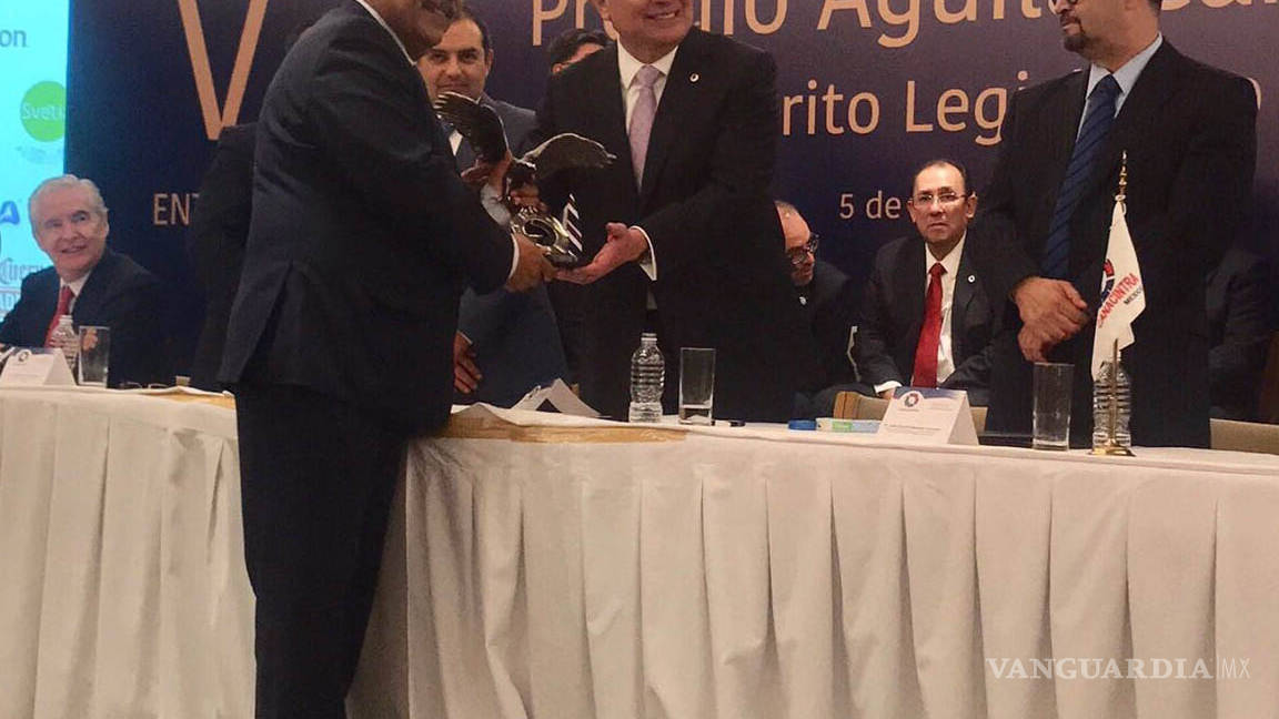 Ernesto Cordero preside entrega del 'Águila Canacintra'; legisladores coahuilenses son galardonados