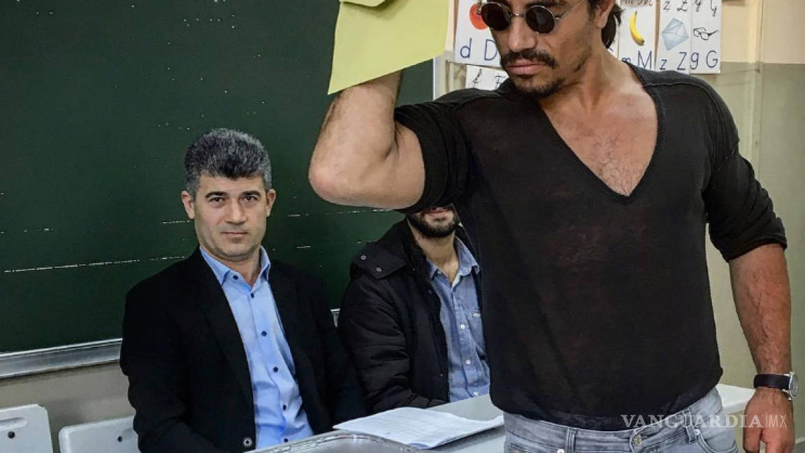 Salt Bae emite su voto en referéndum turco y hace su viral pose
