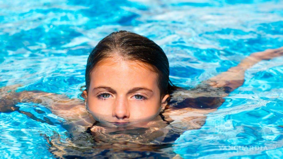 Científicos detectan altos niveles de orina en piscinas