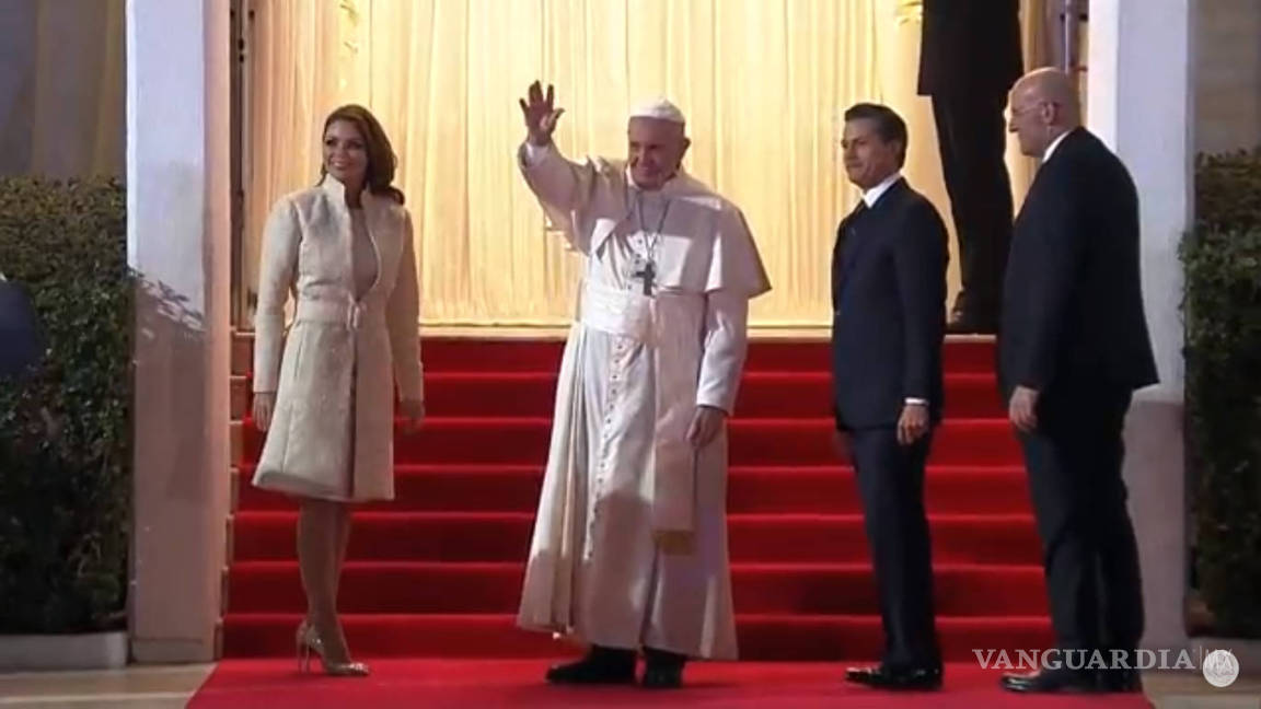 El vestido que usó Angélica Rivera para recibir al Papa violó el protocolo