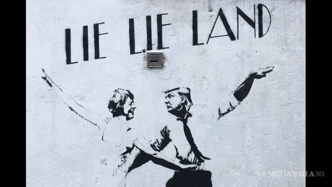 Grafitera hace parodia con Trump y Teresa May, la llama 'Lie Lie Land'