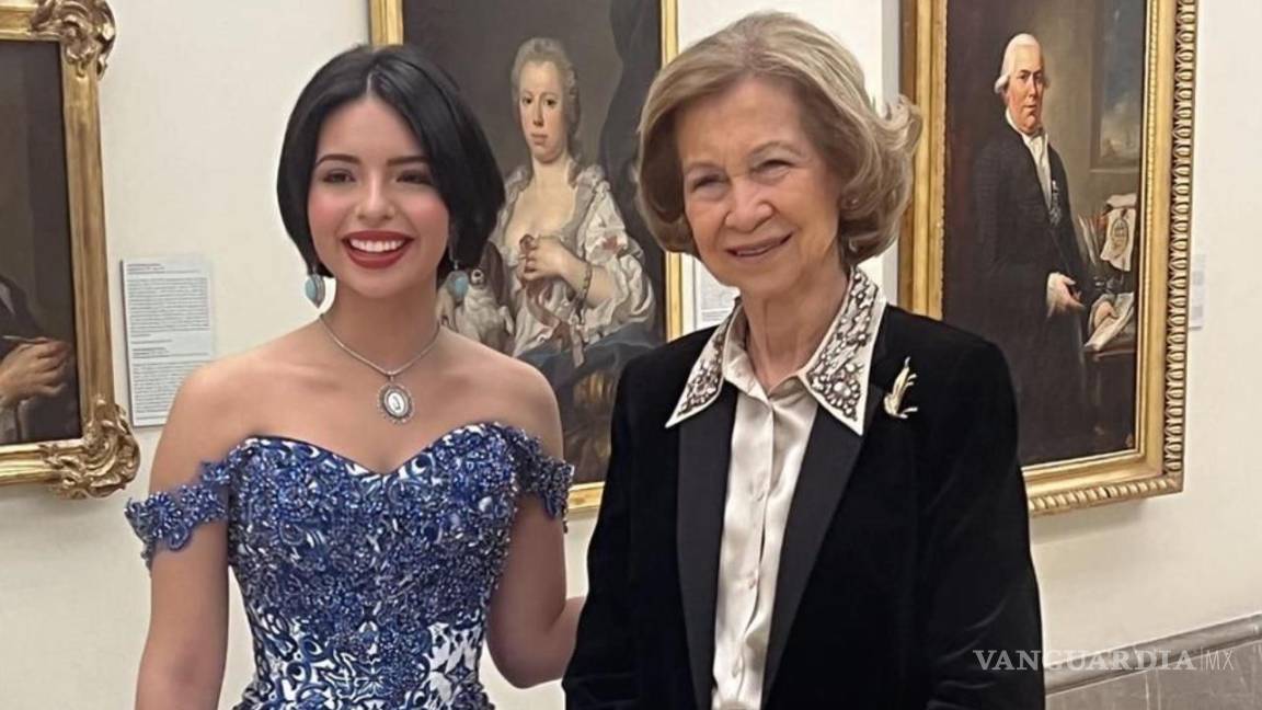 Ángela Aguilar posa junto a la reina Sofía de España