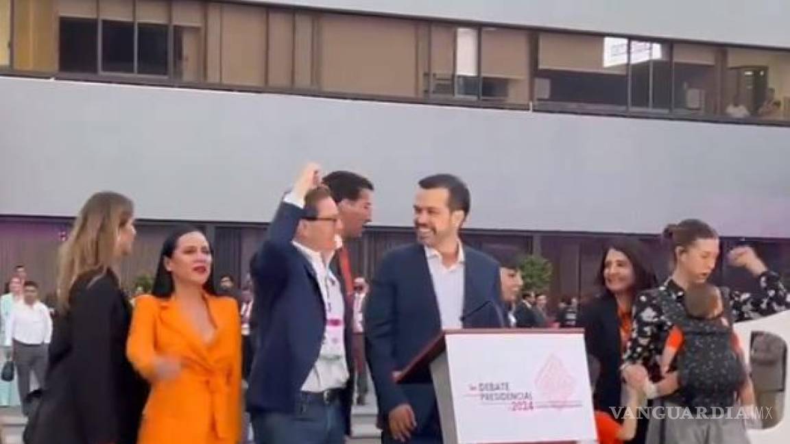 Al último, Jorge Álvarez Máynez llegó al INE en el FosfoBus para debate presidencial
