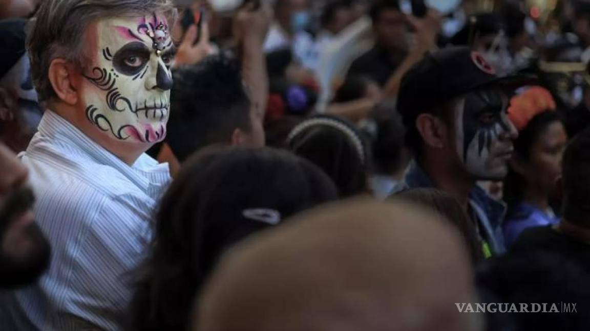 $!Marcelo Ebrard se une a la procesión de catrinas en la CDMX